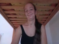 Soy una chica simpática y divertida que le gusta jugar en la cámara haciendo desnudo, anal, masturbación y disfrutar de una buena charla caliente