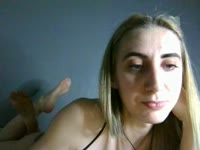 Hey jij... nieuwsgierig naar meer? Een 28-jarige geile moeder en alles behalve de standaard MILF. Klein en slank, maar 100% naturel... en ik hou ervan om bekeken te worden. Mijn spel is simpel: jou plagen tot je het niet meer houdt... laat mij je dag wat heter maken. In privéchat ga ik topless, wil je mij helemaal naakt zien en samen met mij spelen? Dan moet je naar VIP gaan.