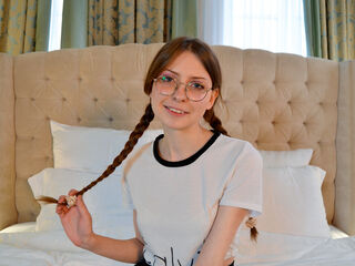 camslut fingering shaved pussy GraceRoads