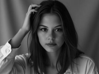 naked camgirl masturbating with vibrator KarynPrich