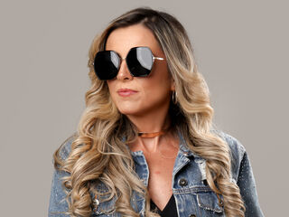 hot cam girl masturbating with dildo KiaraMoraes