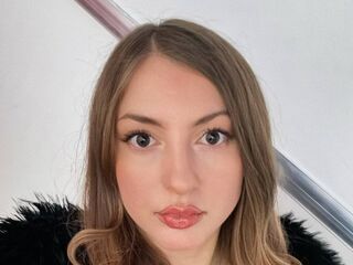 camslut showing tits KyraKur