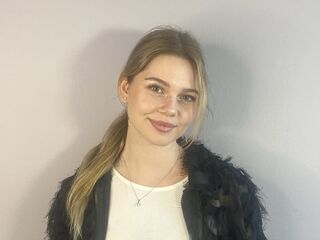 naked camgirl masturbating with vibrator LiaMotzer