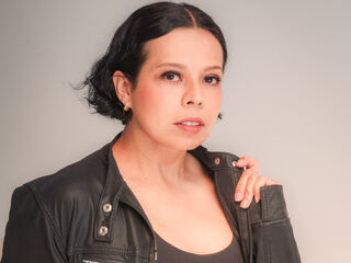 camgirl playing with dildo LunaaMorelli