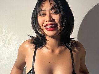 naked camgirl masturbating with dildo QuinnRoxy