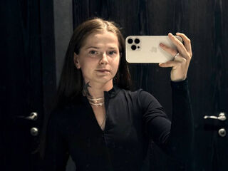 cam girl playing with vibrator SilvaNayee