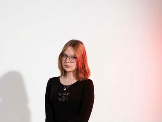 naughty cam girl fingering shaved pussy SuzanGoldstein